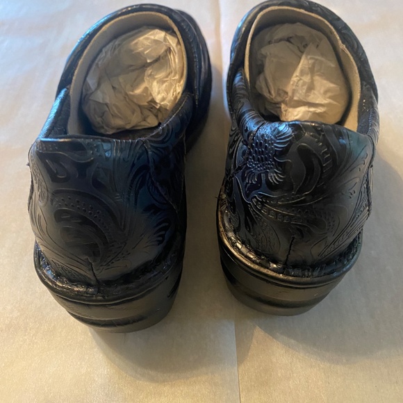 boc Peggy Navy Tooled Clog 8.5 M new in box, never worn - Picture 6 of 9